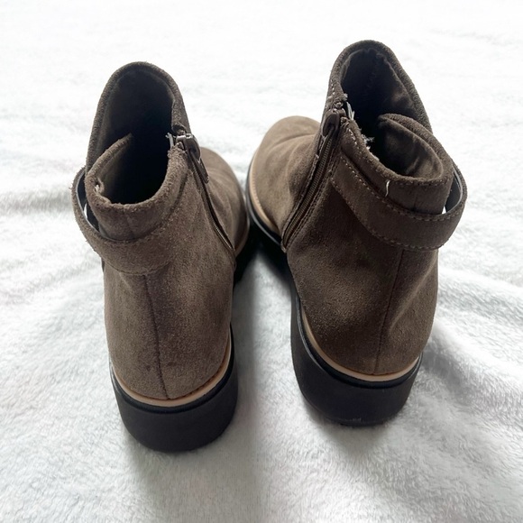 Clarks Sharon Suede Brown Tan Ankle Wedge Boots Almond Toe Women’s Sz 6 Booties - Picture 4 of 7